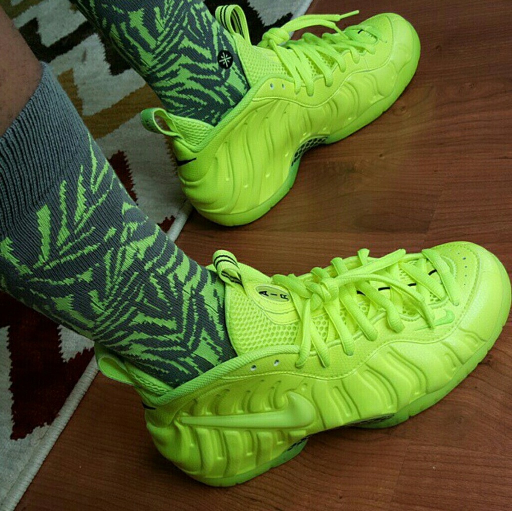 **SOLD**NIKE AIR FOAMPOSITE PRO VOLT 624041 700